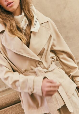 Korte, soepel vallende trenchcoat met riem