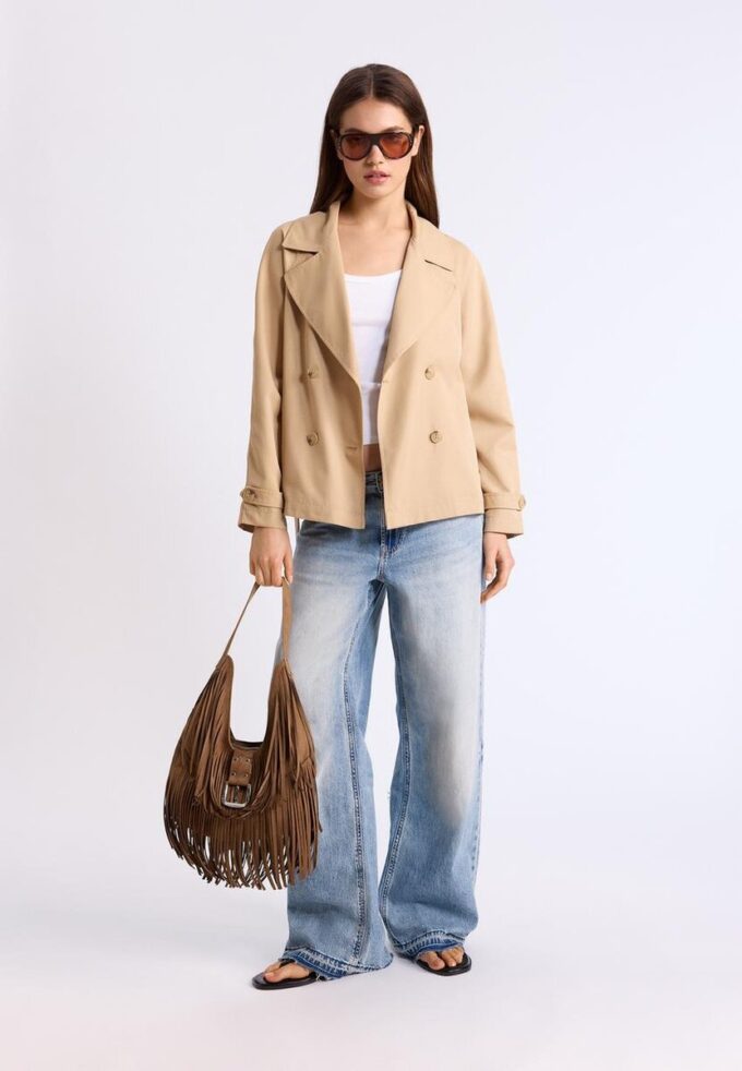 Korte, soepel vallende trenchcoat met riem