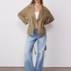 Korte, soepel vallende trenchcoat met riem