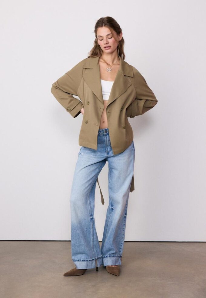 Korte, soepel vallende trenchcoat met riem