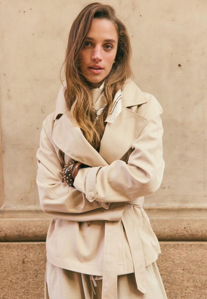 Korte, soepel vallende trenchcoat met riem