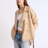 Korte, soepel vallende trenchcoat met riem