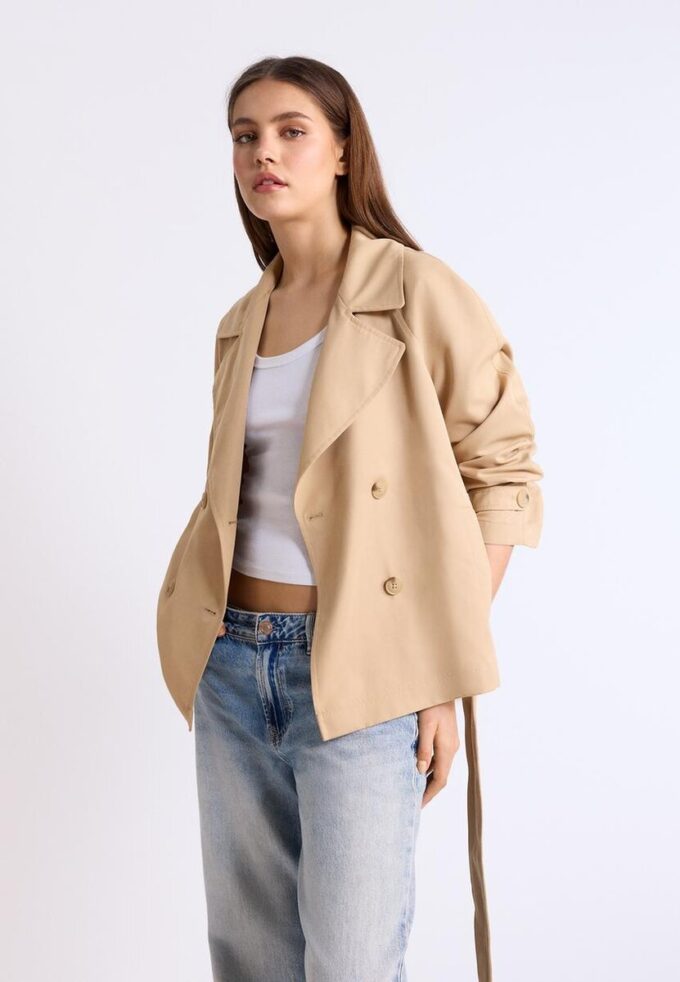 Korte, soepel vallende trenchcoat met riem
