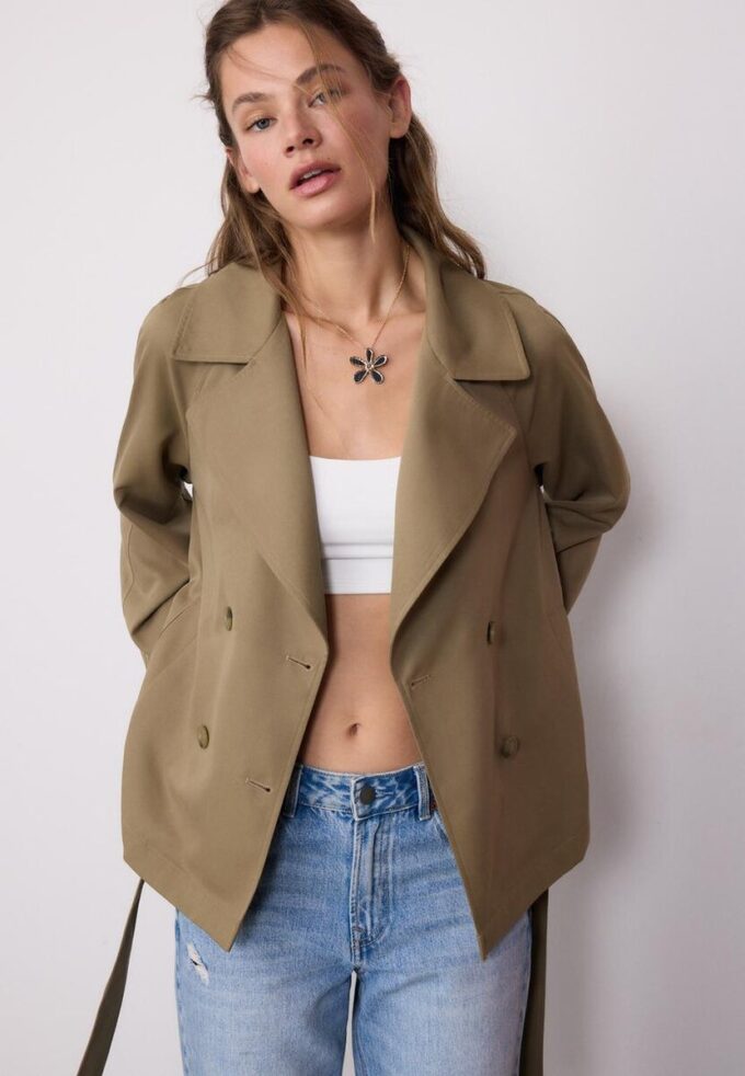 Korte, soepel vallende trenchcoat met riem