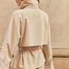 Korte, soepel vallende trenchcoat met riem