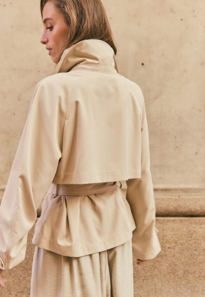 Korte, soepel vallende trenchcoat met riem