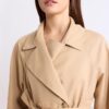 Korte, soepel vallende trenchcoat met riem