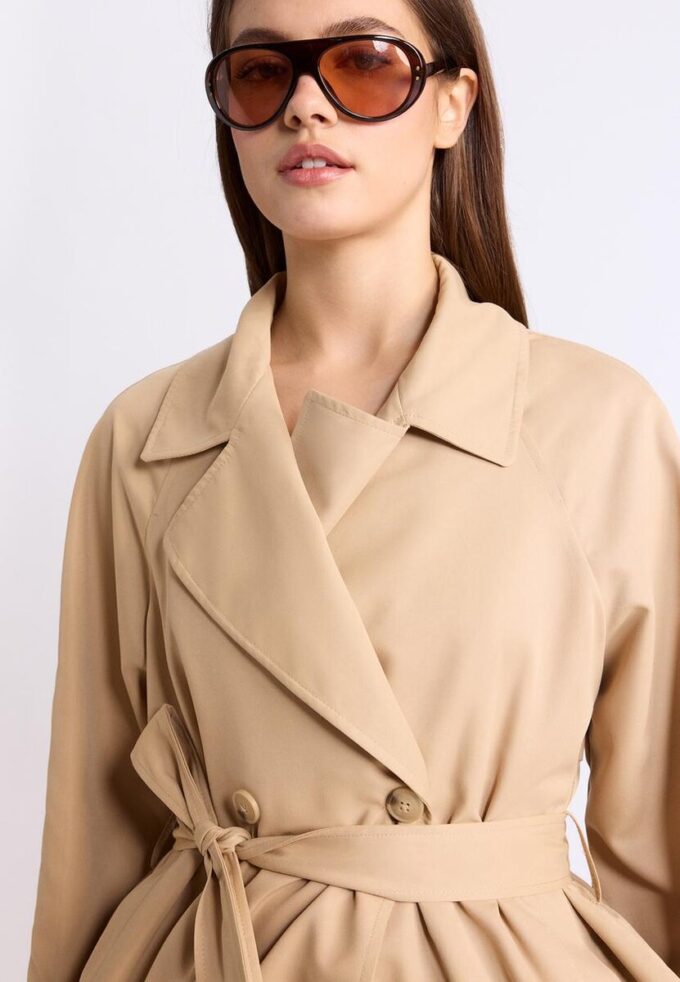 Korte, soepel vallende trenchcoat met riem