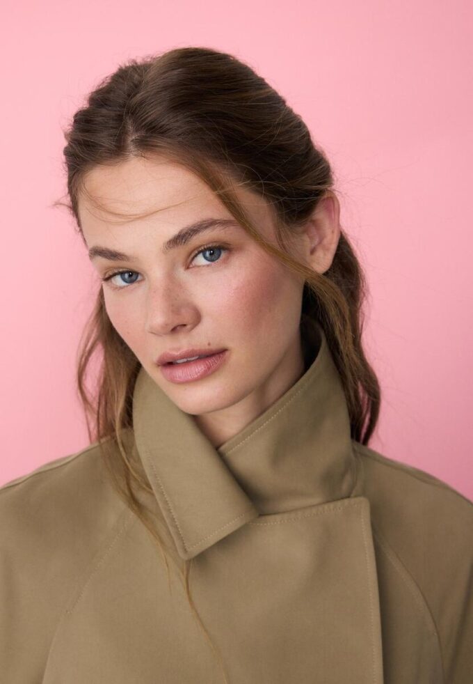 Korte, soepel vallende trenchcoat met riem