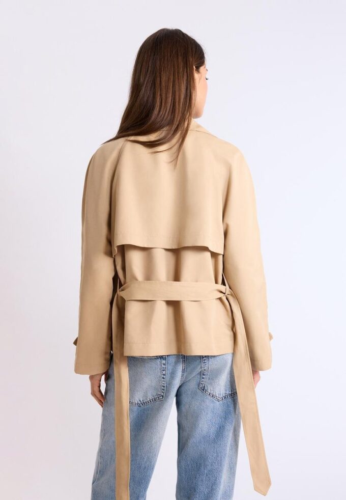 Korte, soepel vallende trenchcoat met riem