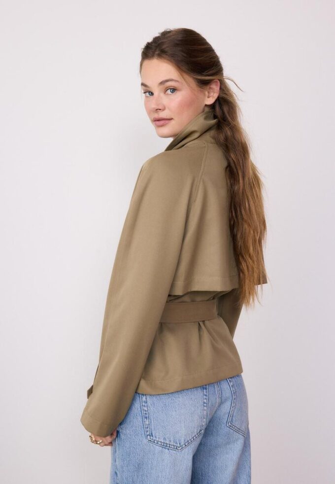 Korte, soepel vallende trenchcoat met riem
