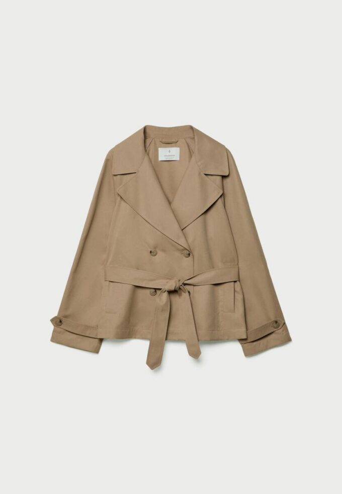 Korte, soepel vallende trenchcoat met riem