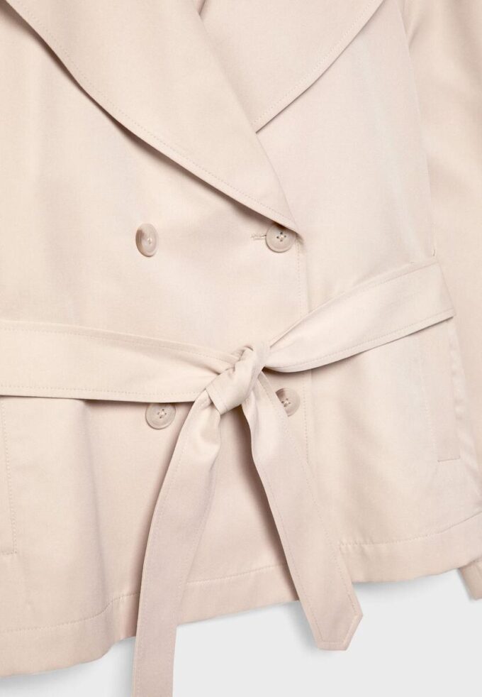 Korte, soepel vallende trenchcoat met riem
