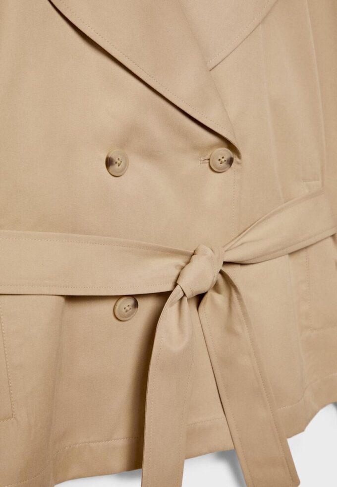 Korte, soepel vallende trenchcoat met riem