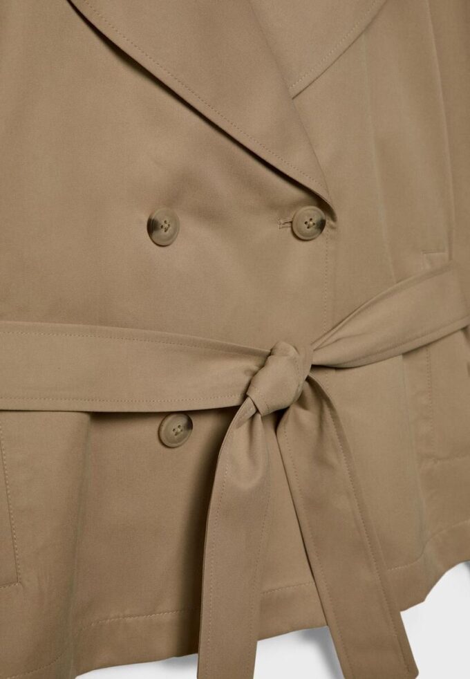 Korte, soepel vallende trenchcoat met riem