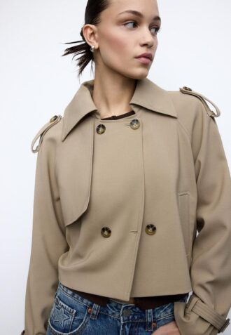 Korte, soepelvallende trenchcoat