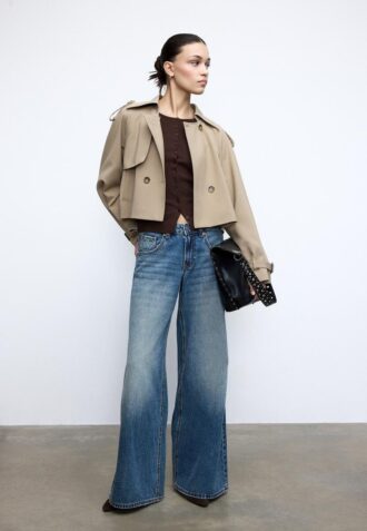 Korte, soepelvallende trenchcoat