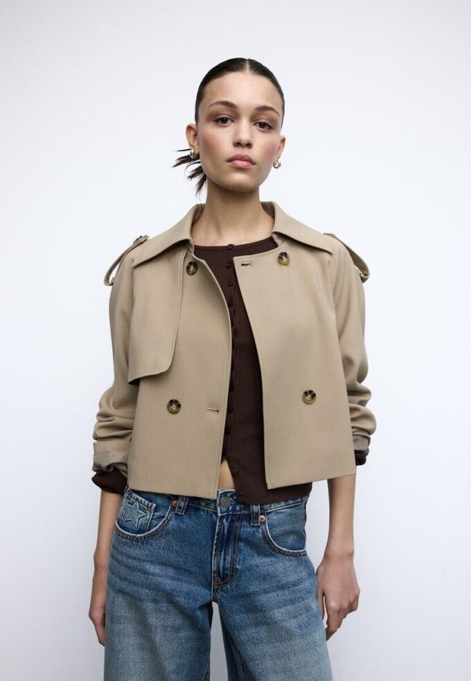 Korte, soepelvallende trenchcoat Korte, soepelvallende trenchcoat