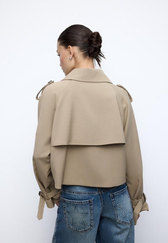 Korte, soepelvallende trenchcoat Korte, soepelvallende trenchcoat