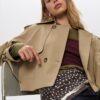 Korte, soepelvallende trenchcoat Korte, soepelvallende trenchcoat