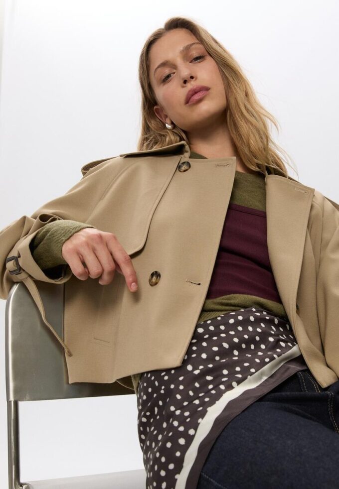 Korte, soepelvallende trenchcoat Korte, soepelvallende trenchcoat