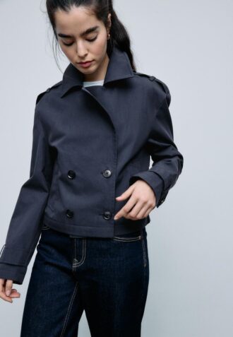 Korte trenchcoat met dubbele knoopsluiting