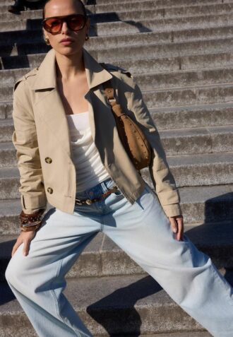 Korte trenchcoat met dubbele knoopsluiting