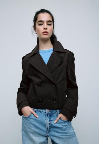 Korte trenchcoat met dubbele knoopsluiting