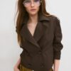 Korte trenchcoat met dubbele knoopsluiting Korte trenchcoat met dubbele knoopsluiting