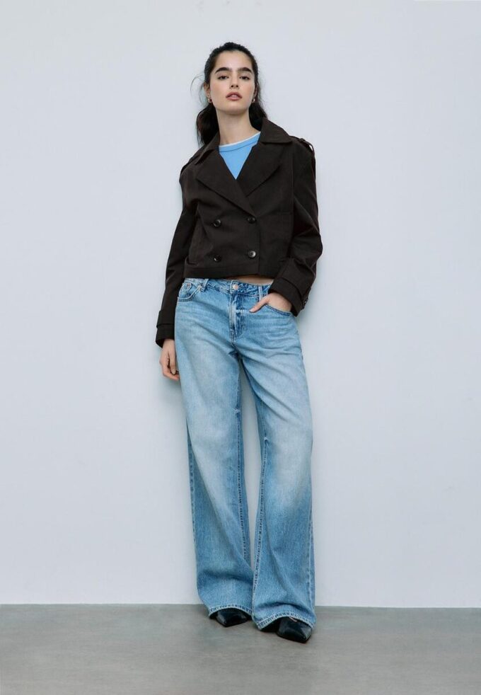 Korte trenchcoat met dubbele knoopsluiting Korte trenchcoat met dubbele knoopsluiting