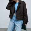 Korte trenchcoat met dubbele knoopsluiting Korte trenchcoat met dubbele knoopsluiting