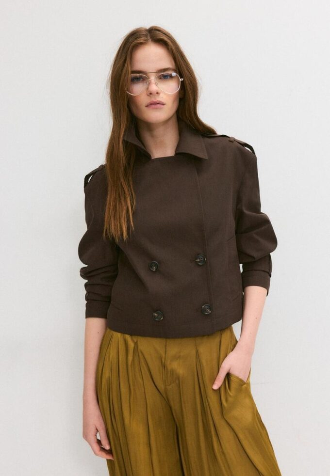 Korte trenchcoat met dubbele knoopsluiting Korte trenchcoat met dubbele knoopsluiting