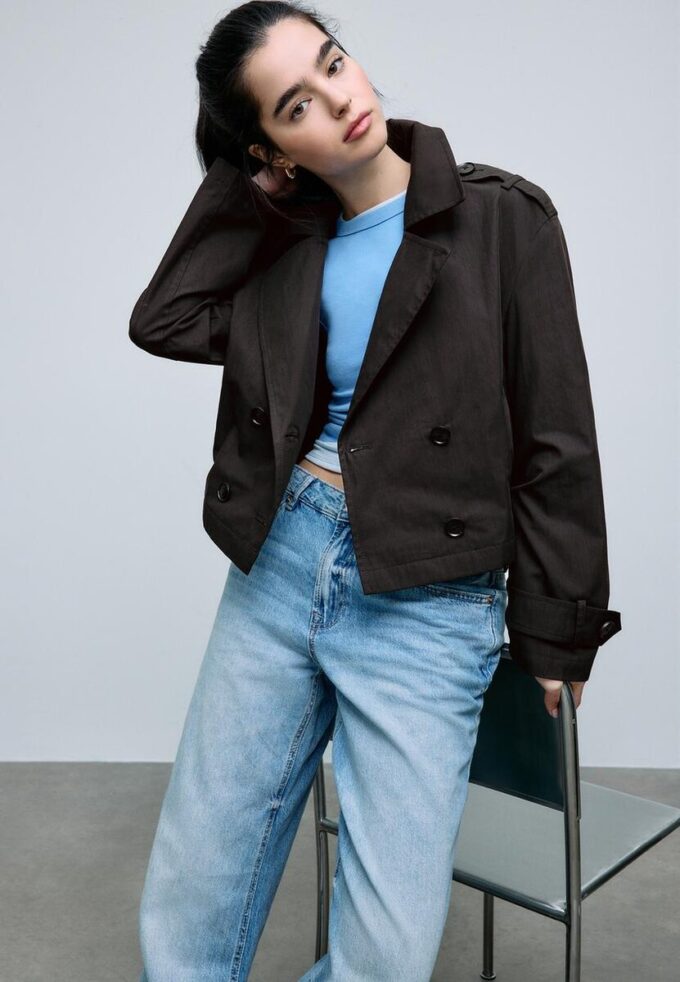 Korte trenchcoat met dubbele knoopsluiting Korte trenchcoat met dubbele knoopsluiting