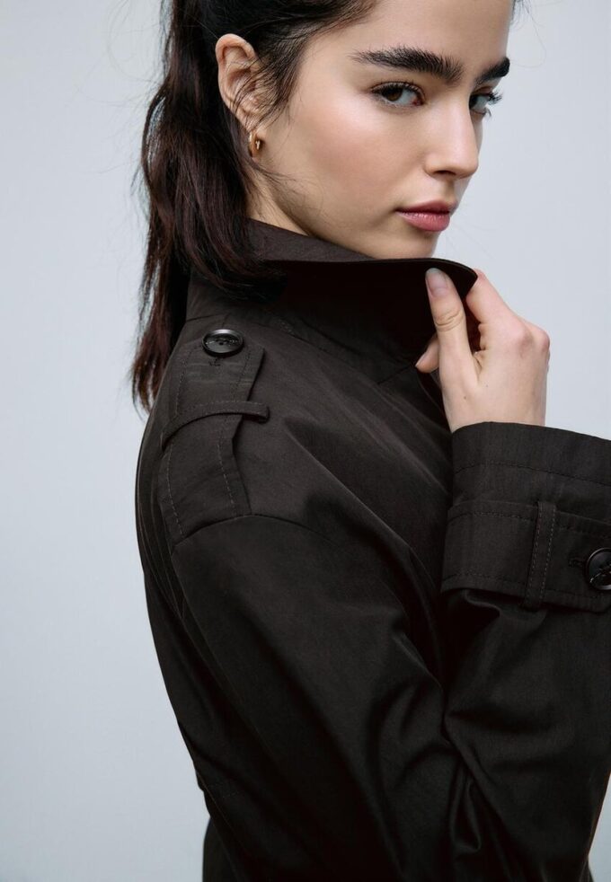 Korte trenchcoat met dubbele knoopsluiting Korte trenchcoat met dubbele knoopsluiting
