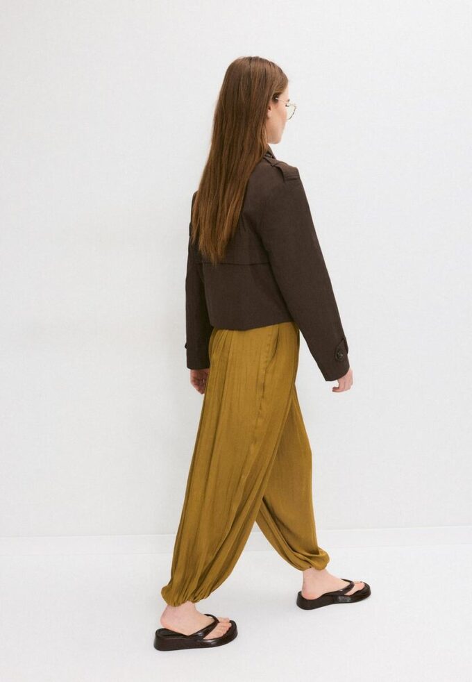 Korte trenchcoat met dubbele knoopsluiting Korte trenchcoat met dubbele knoopsluiting