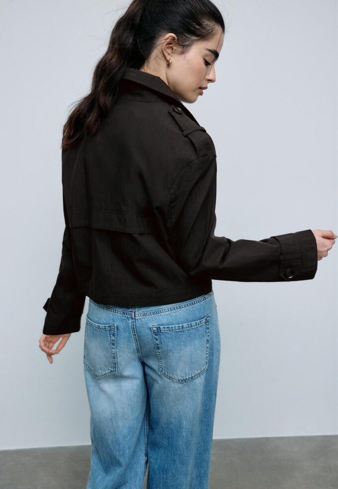 Korte trenchcoat met dubbele knoopsluiting Korte trenchcoat met dubbele knoopsluiting