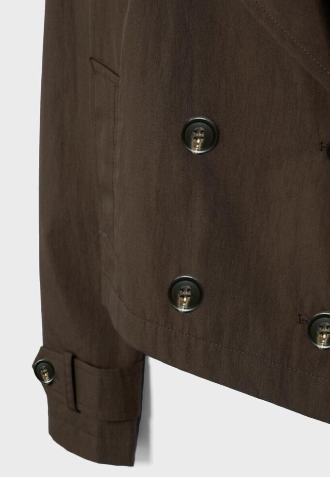 Korte trenchcoat met dubbele knoopsluiting Korte trenchcoat met dubbele knoopsluiting
