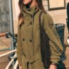 Korte trenchcoat met hoge kraag Korte trenchcoat met hoge kraag