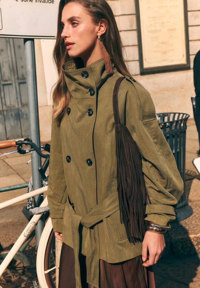 Korte trenchcoat met hoge kraag Korte trenchcoat met hoge kraag