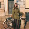 Korte trenchcoat met hoge kraag Korte trenchcoat met hoge kraag