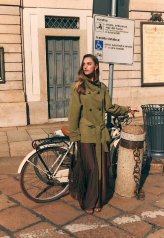 Korte trenchcoat met hoge kraag