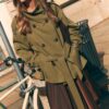 Korte trenchcoat met hoge kraag Korte trenchcoat met hoge kraag