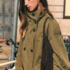 Korte trenchcoat met hoge kraag Korte trenchcoat met hoge kraag