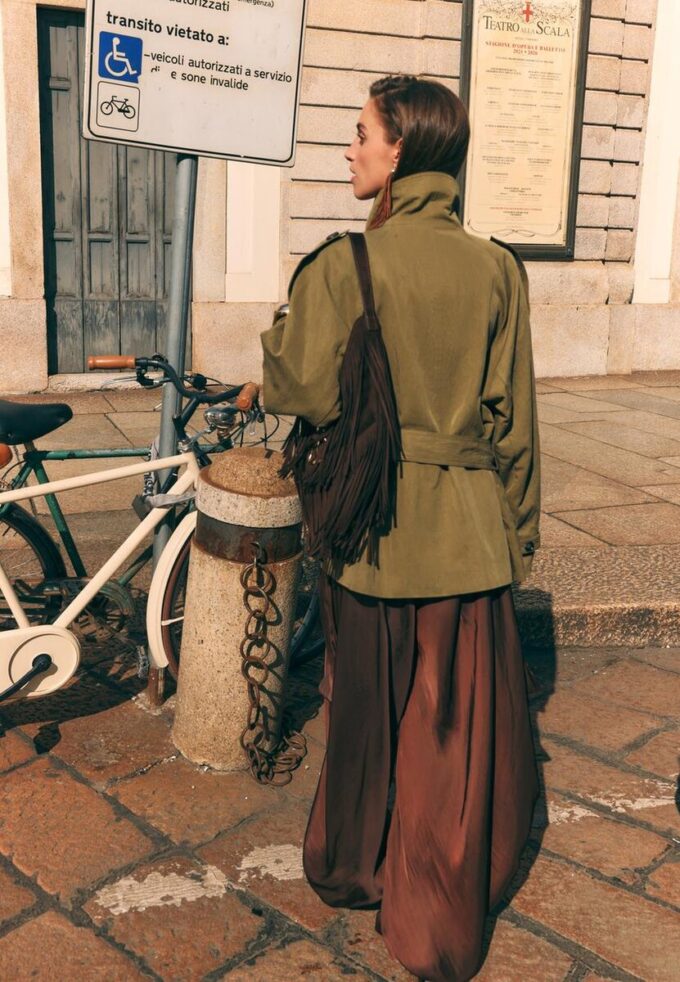 Korte trenchcoat met hoge kraag Korte trenchcoat met hoge kraag