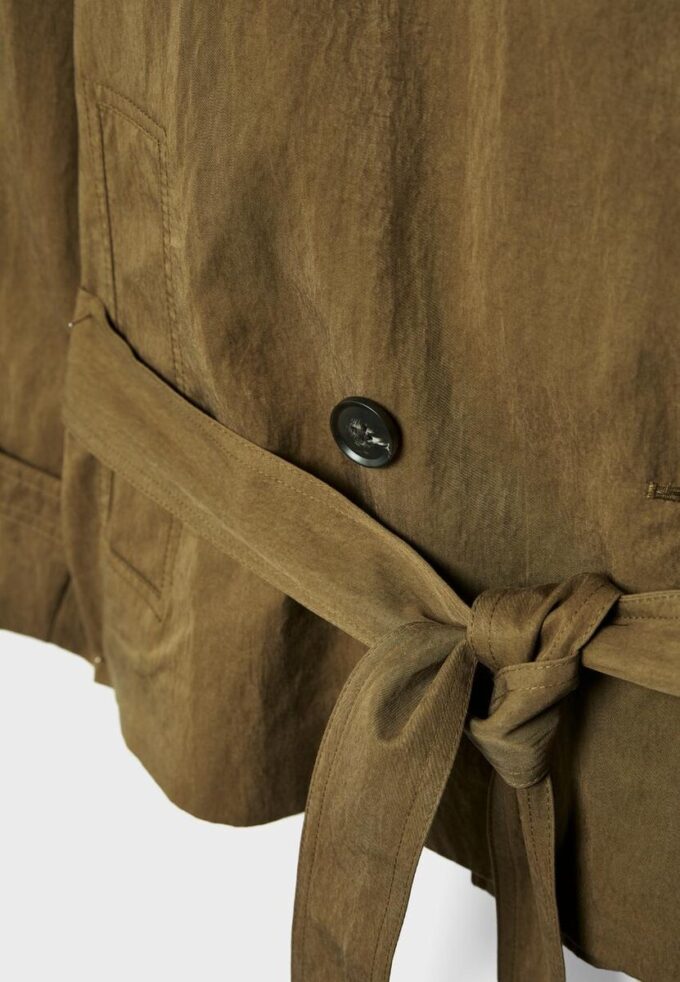 Korte trenchcoat met hoge kraag Korte trenchcoat met hoge kraag