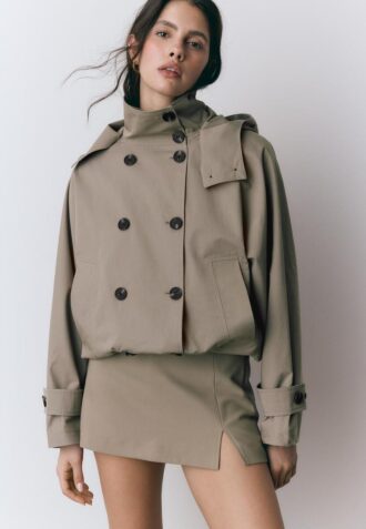 Korte trenchcoat met pofmouwen en afneembare capuchon