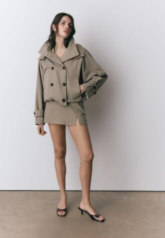 Korte trenchcoat met pofmouwen en afneembare capuchon
