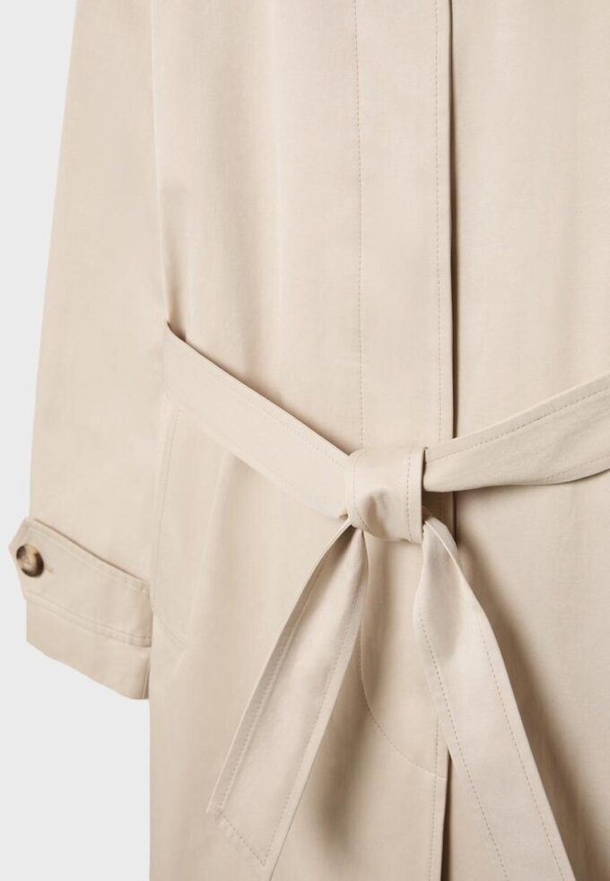Lange trenchcoat met enkele rij knopen