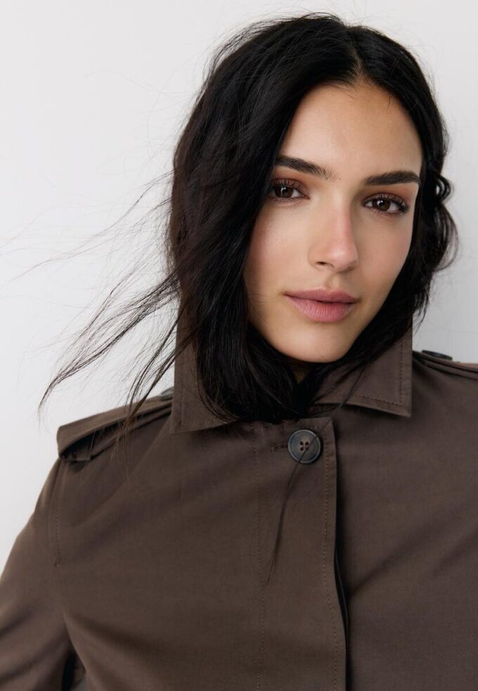 Lange trenchcoat met enkele rij knopen