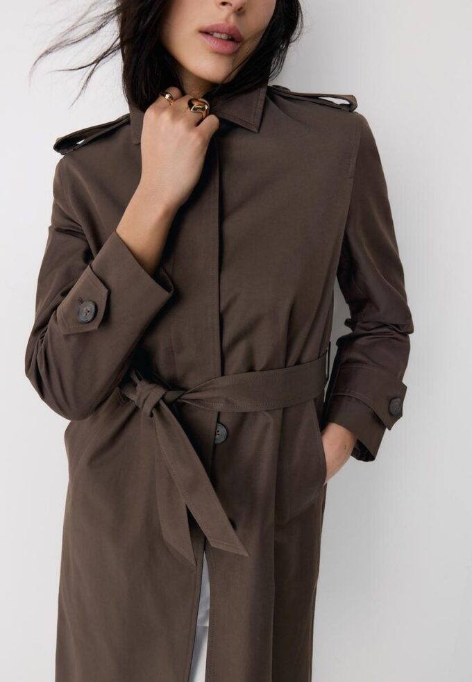 Lange trenchcoat met enkele rij knopen